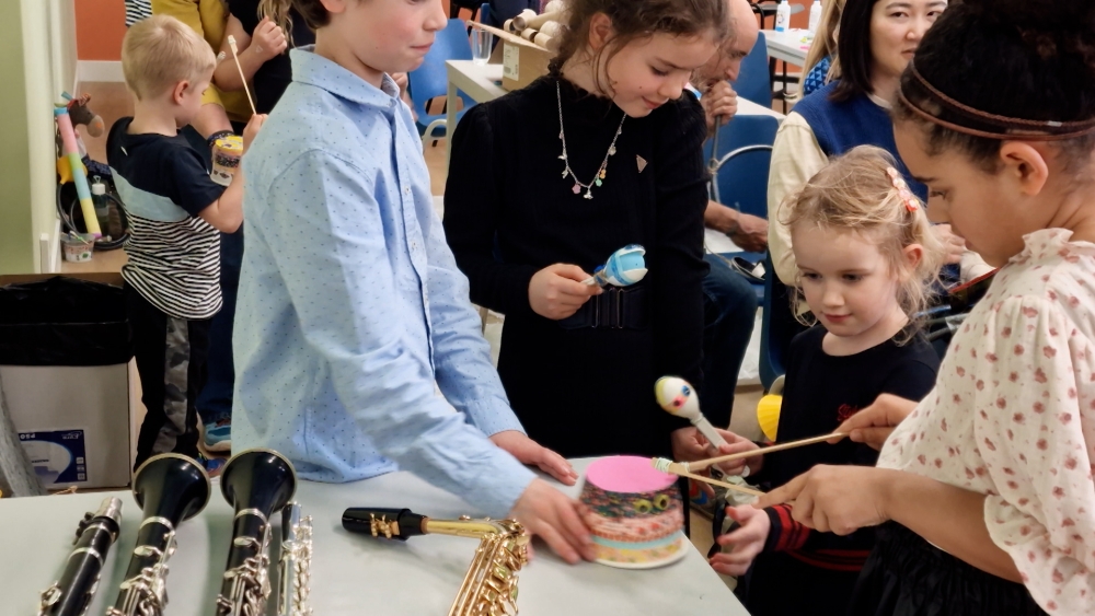 Kinderen dirigeren, dichten en dansen tijdens Schiedamse kindermuziekweek