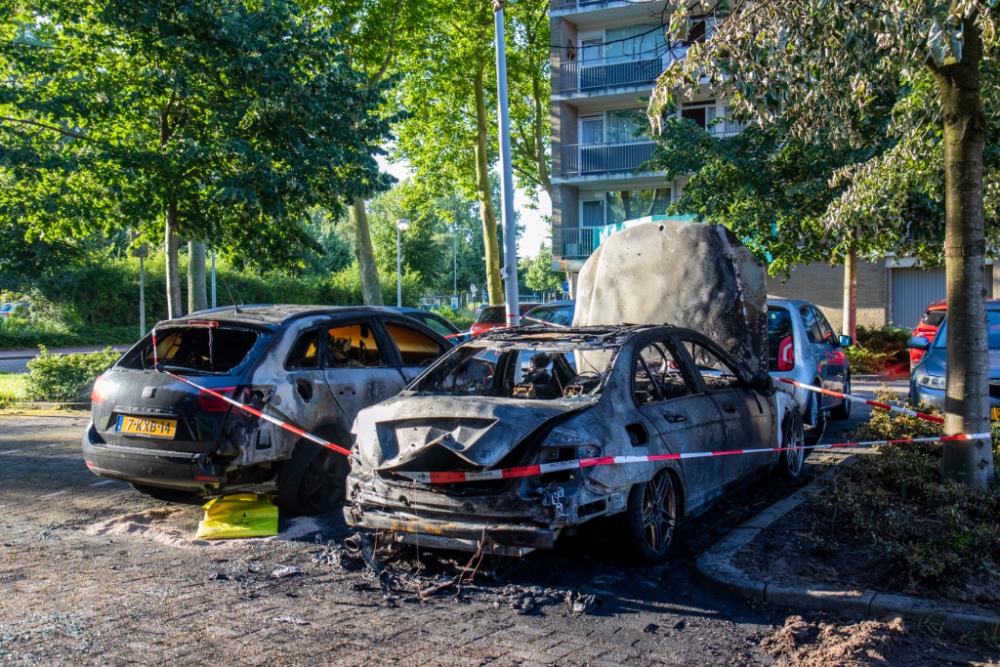 Geparkeerde auto's uitgebrand in Groenoord
