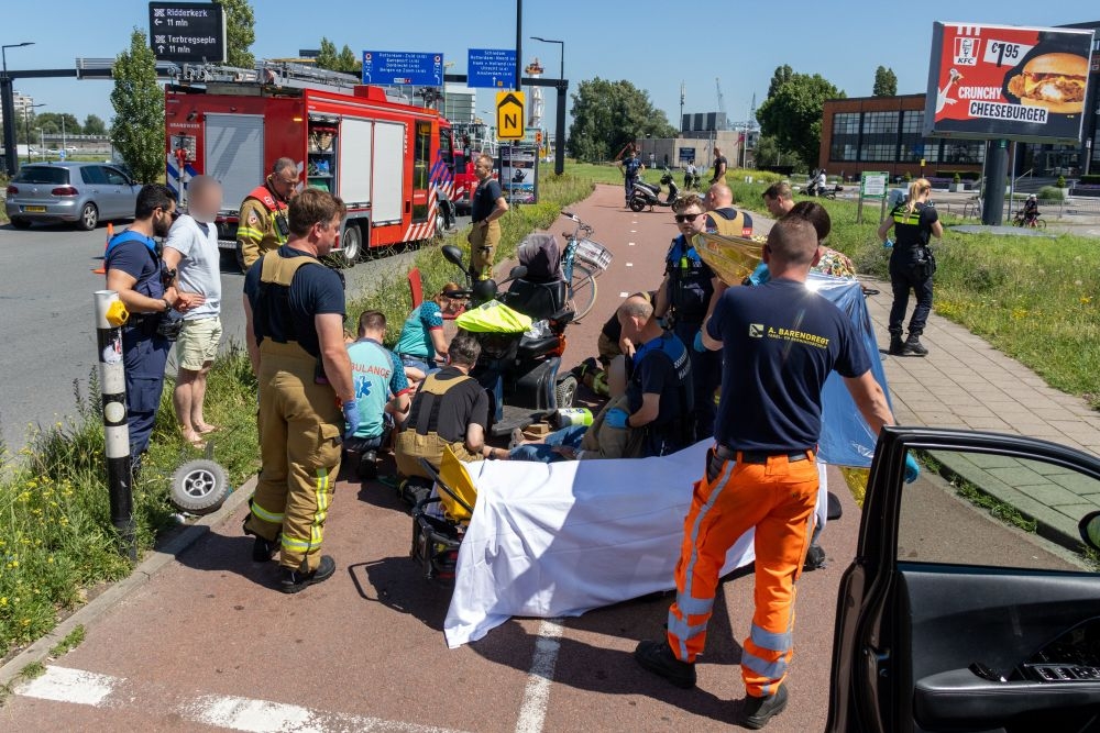 Scootmobiel en fiets botsen op elkaar: twee gewonden