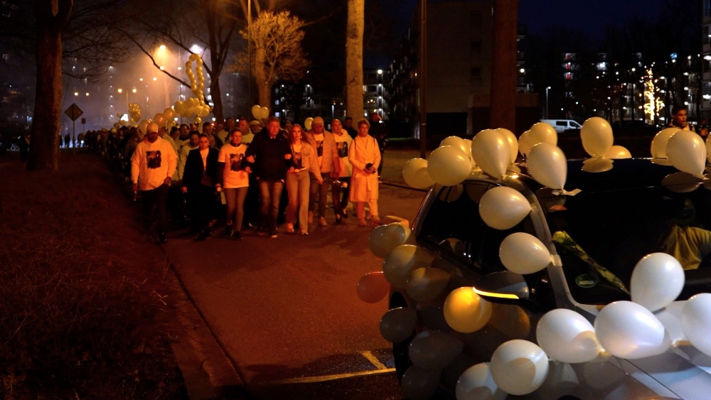 Honderden mensen herdenken doodgestoken Joni (13) in ‘witte’ stille tocht