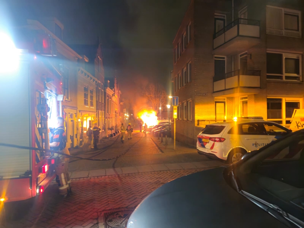Bedrijfsbus in brand in de Zomerstraat, nog twee auto's lopen schade op