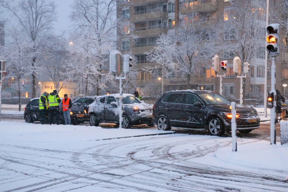 Drie auto's botsen op elkaar door gladheid tijdens sneeuwval