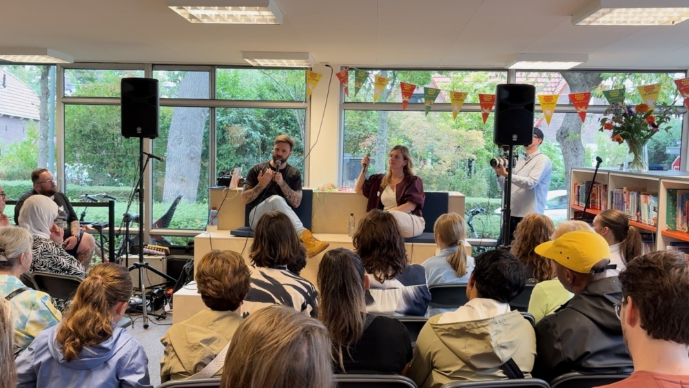 Nieuwe bibliotheek Schiedam-Noord feestelijk geopend: ‘Een thuiswedstrijd’ voor Tim Hofman