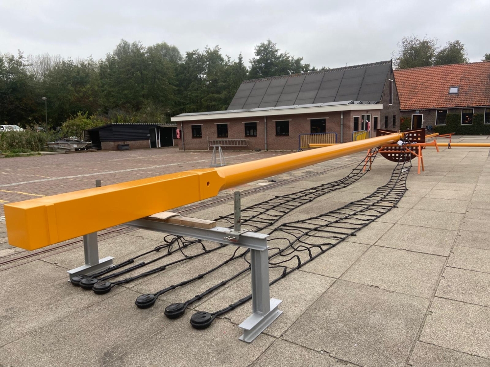 Bijna 25 meter hoge galjoenmast gearriveerd bij De Bommeer in Vlaardingen