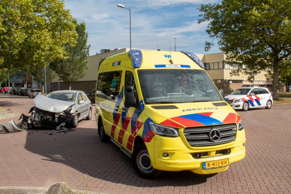 Twee auto's flink beschadigd bij aanrijding Van Heekstraat