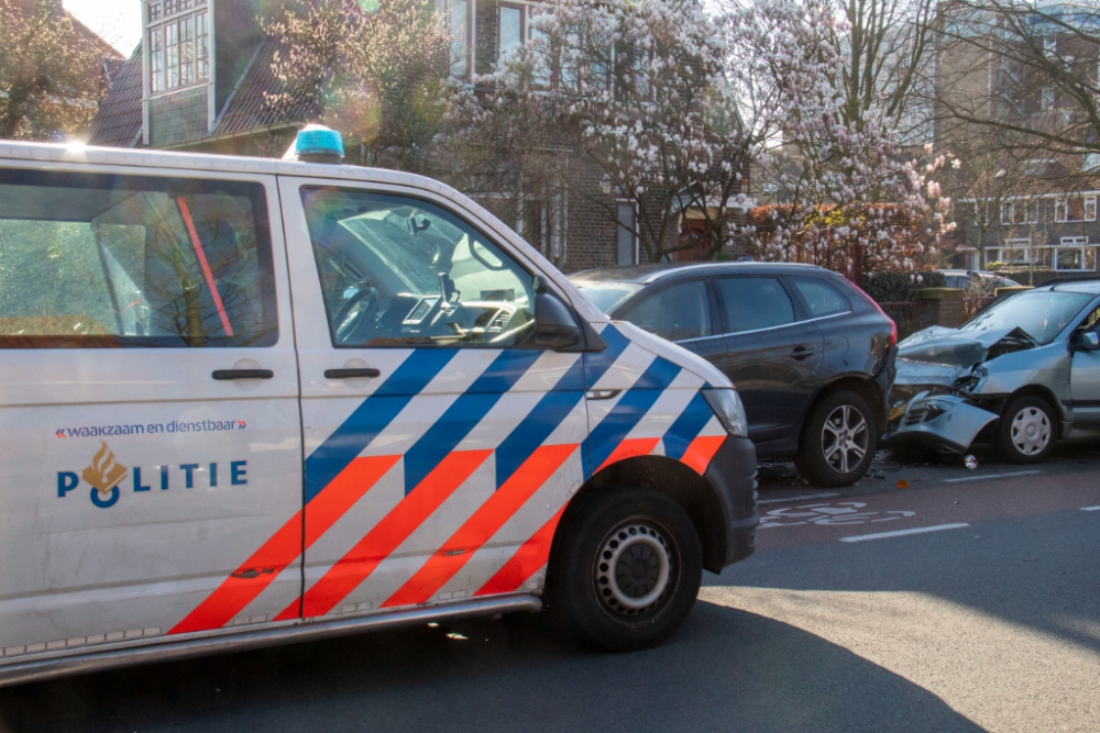 Flinke schade aan drie auto's door aanrijding op de Willem de Zwijgerlaan