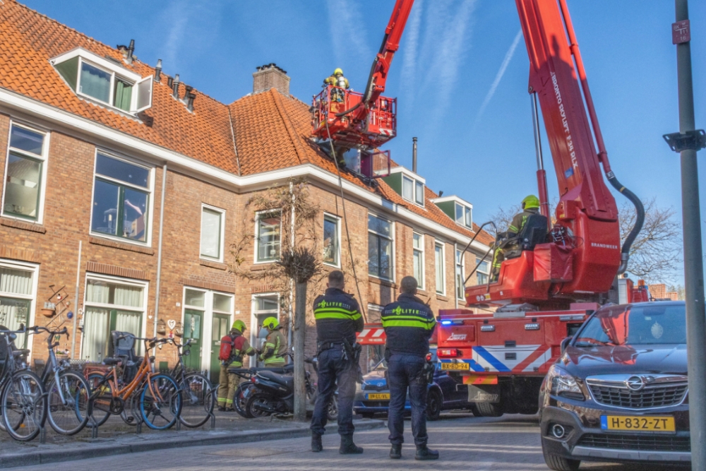 Brand naast dakkapel zorgt voor schade aan woningen Huysmansstraat Schiedam