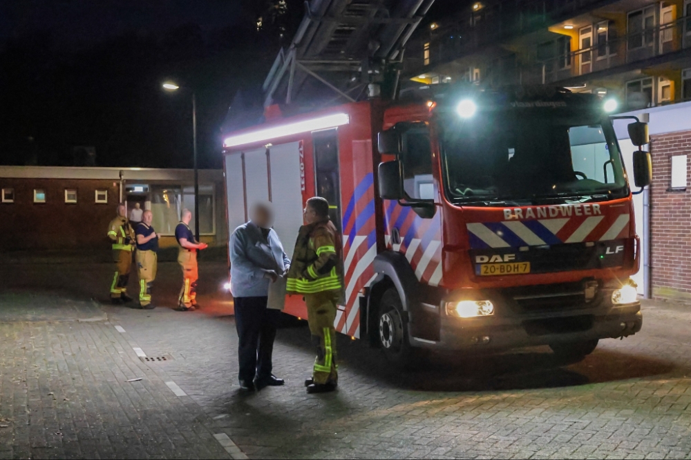 Brandweer redt belangrijke papieren van dak
