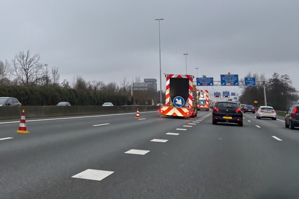 Aanrijding op snelweg bij Schiedam: flinke schade en twee banen afgesloten