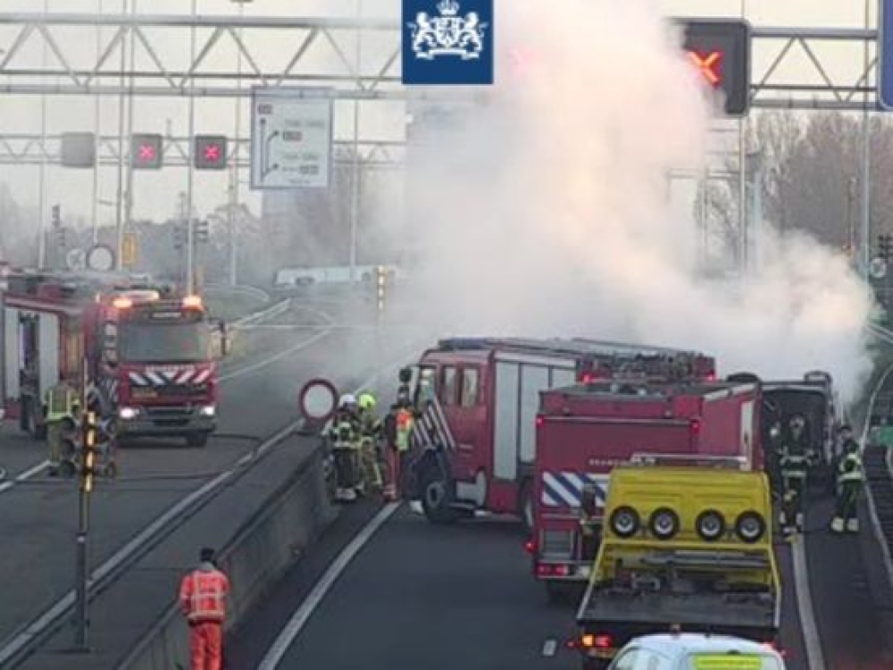 Buis Beneluxtunnel urenlang dicht door brandend voertuig