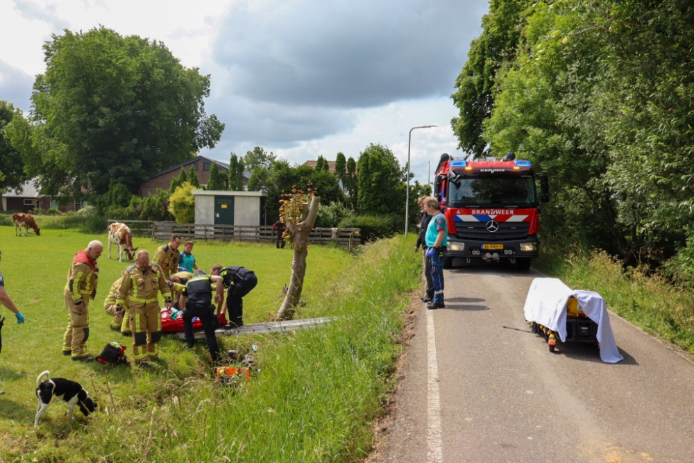 Vrouw rijdt met scootmobiel de greppel in en moet naar het ziekenhuis