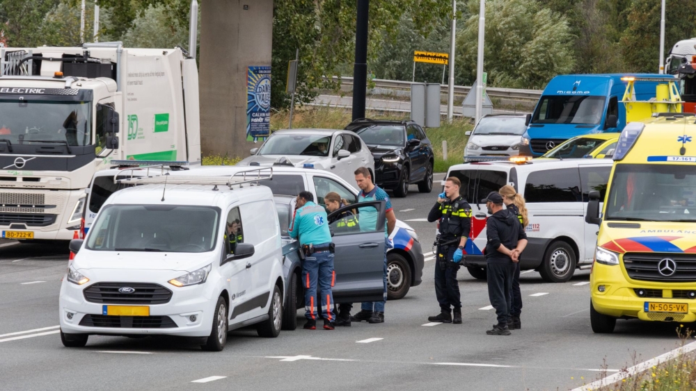 Twee auto’s botsen op elkaar op afrit A4 bij Vijfsluizen