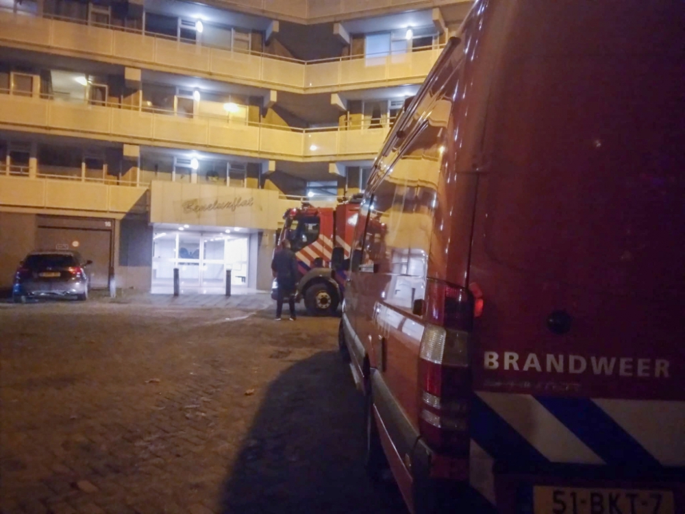 Brandweer ramt deur open om lekkage te stoppen