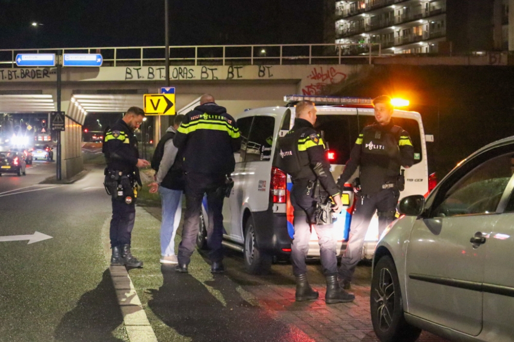 Auto in Schiedam doorzocht door agenten in kogelwerende vesten