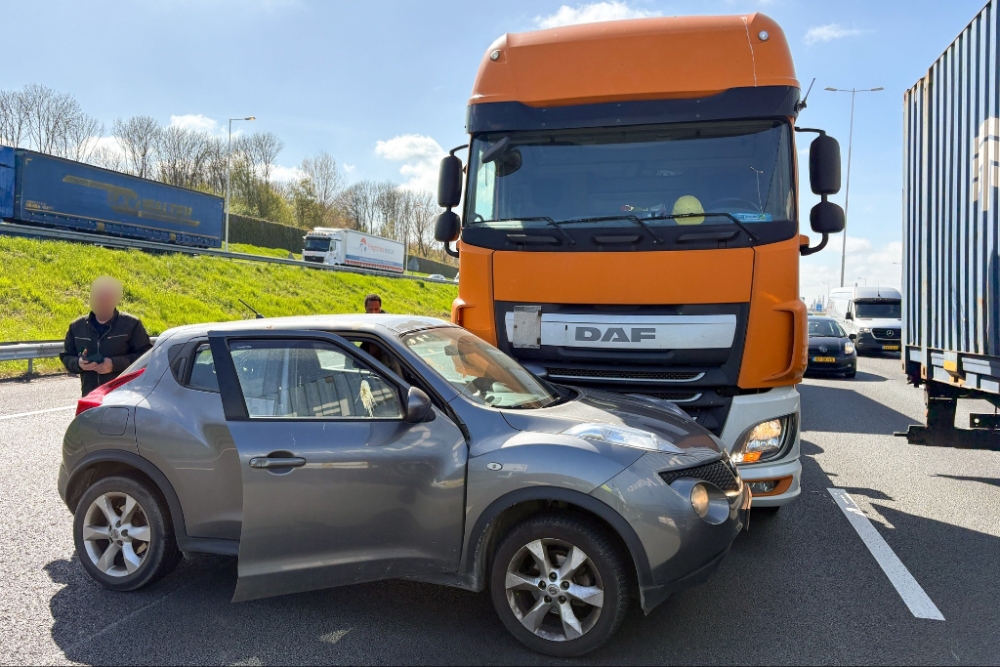 Aanrijding op A15 bij afslag A4 Beneluxtunnel zorgt voor vertraging