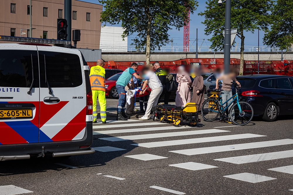 Fietser aangereden op druk verkeersplein in Schiedam