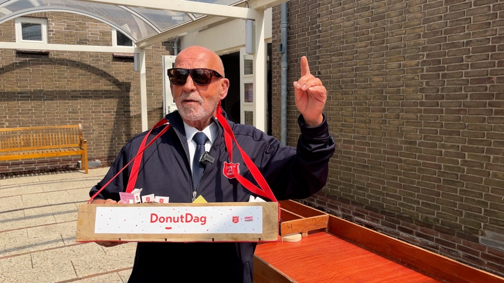Na honderd jaar is uitdelen nog steeds traditie: opnieuw ‘Donutdag’ bij Leger des Heils