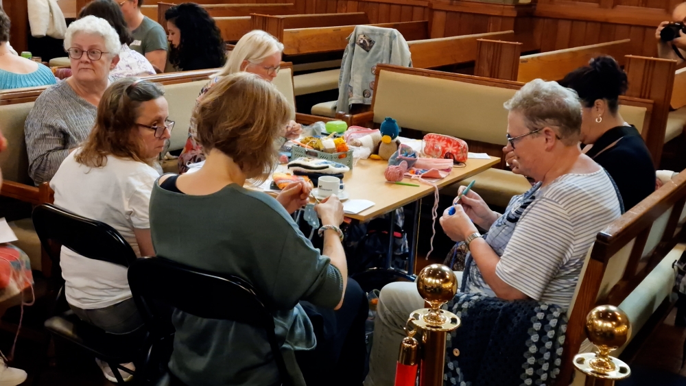 Drukte tijdens Haak- en Brei festijn in de Westvest Kerk: ‘Als ik stress heb dan ga ik even breien’