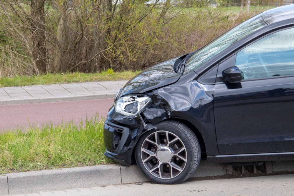 Flinke schade aan auto na aanrijding op 's-Gravelandseweg