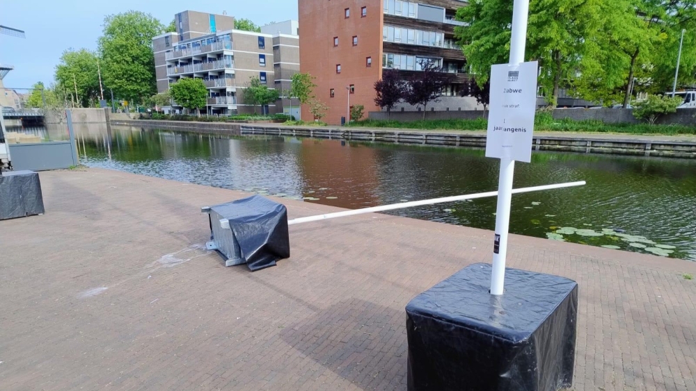Regenboogvlag langs de Schie al drie keer in het water gegooid
