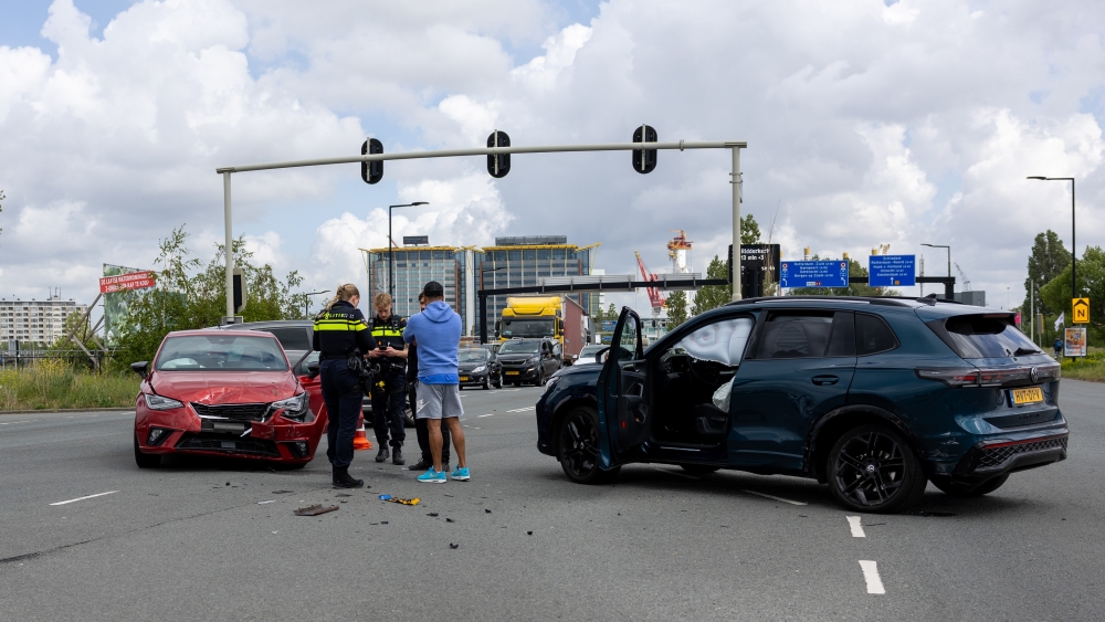 Aanrijding tussen twee auto’s aan de Schiedamsedijk, airbags klappen uit