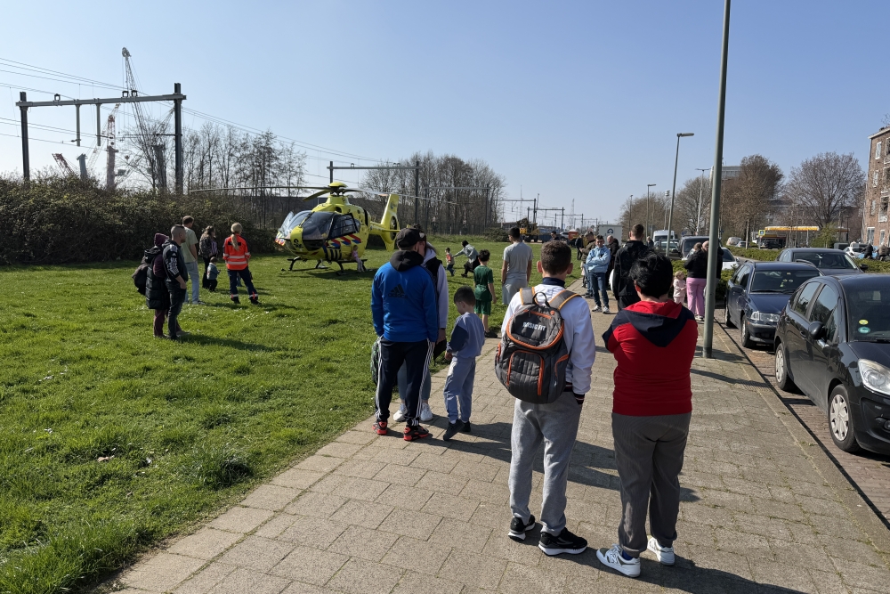 Traumahelikopter, ingezet voor reanimatie, trekt veel bekijks