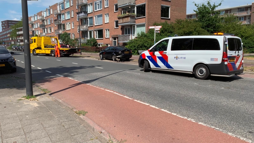 Geparkeerde auto geramd op de Van Hogendorplaan, dader waarschijnlijk doorgereden
