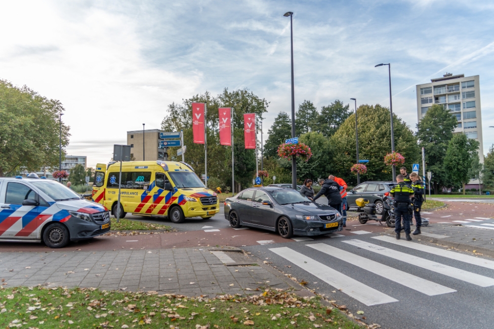 Scooterrijder naar ziekenhuis na aanrijding met auto op rotonde
