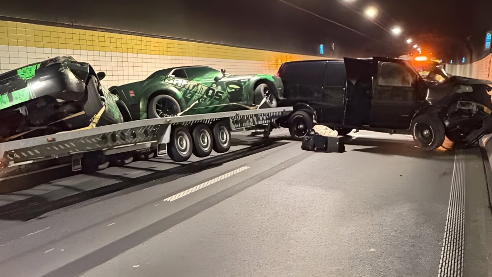 Auto met oplegger crasht in Beneluxtunnel