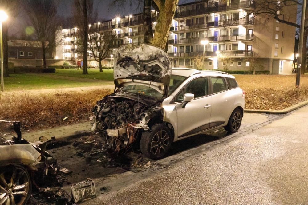 Twee geparkeerde auto's uitgebrand in de Westwijk