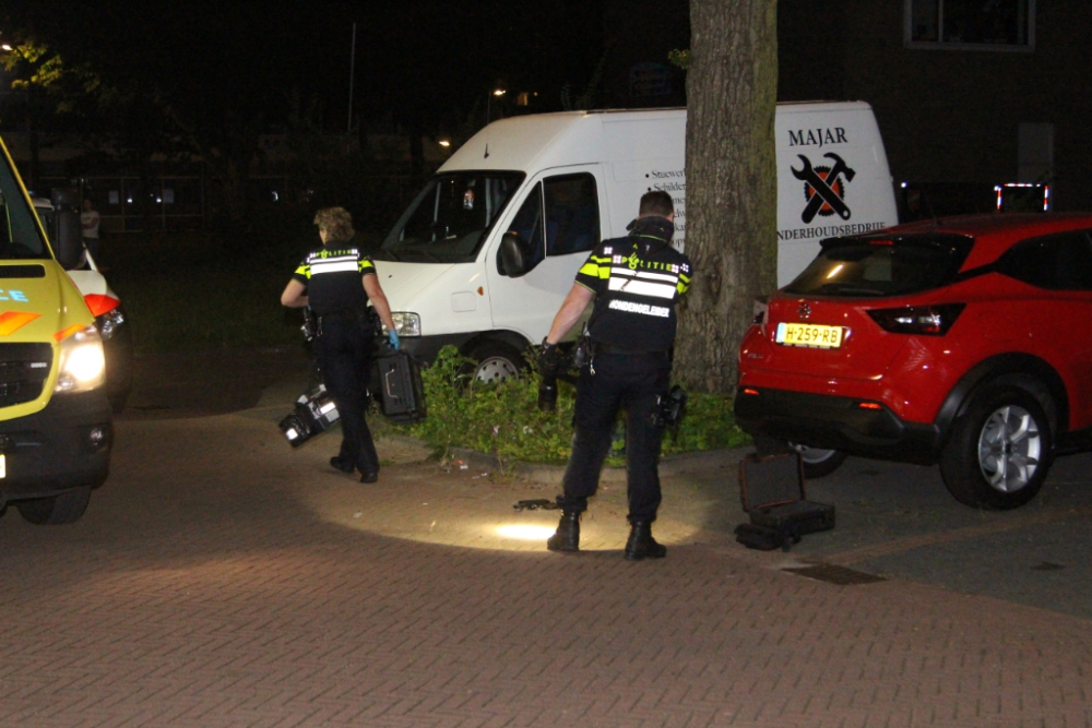 Politie dringt pand binnen op zoek naar dader steekpartij