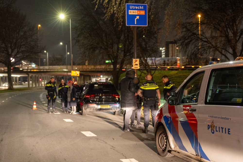 Twee auto's bosten op elkaar in Schiedam, kind krijgt troostbeertje