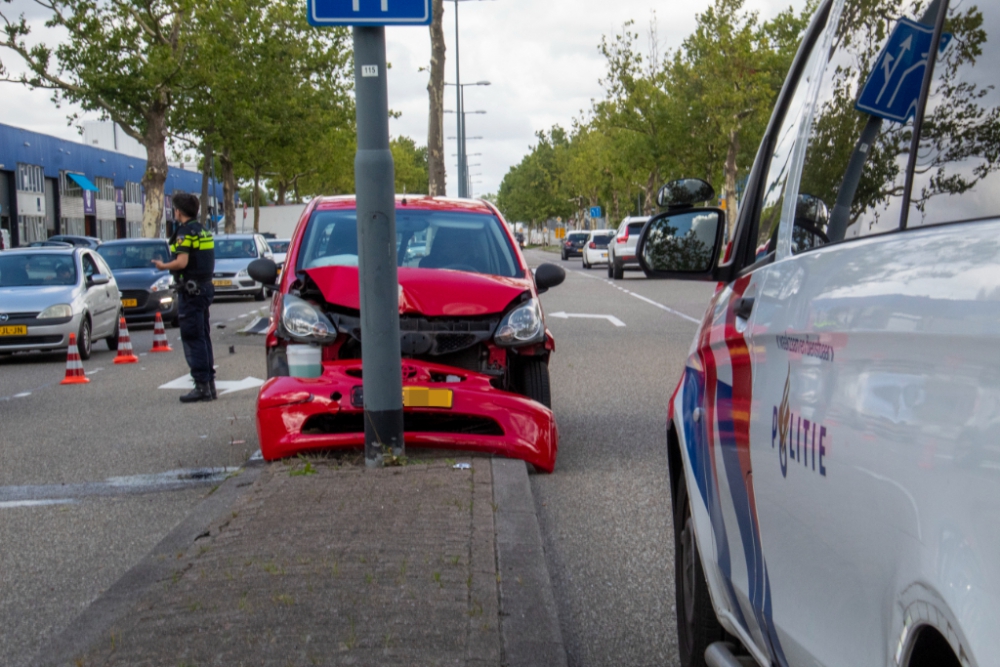 Paal op de middenberm van de 's-Gravelandseweg aangereden door auto