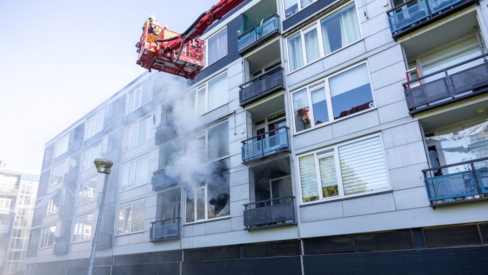 Kat en vogel overleden bij woningbrand aan Idenburgstraat in Schiedam