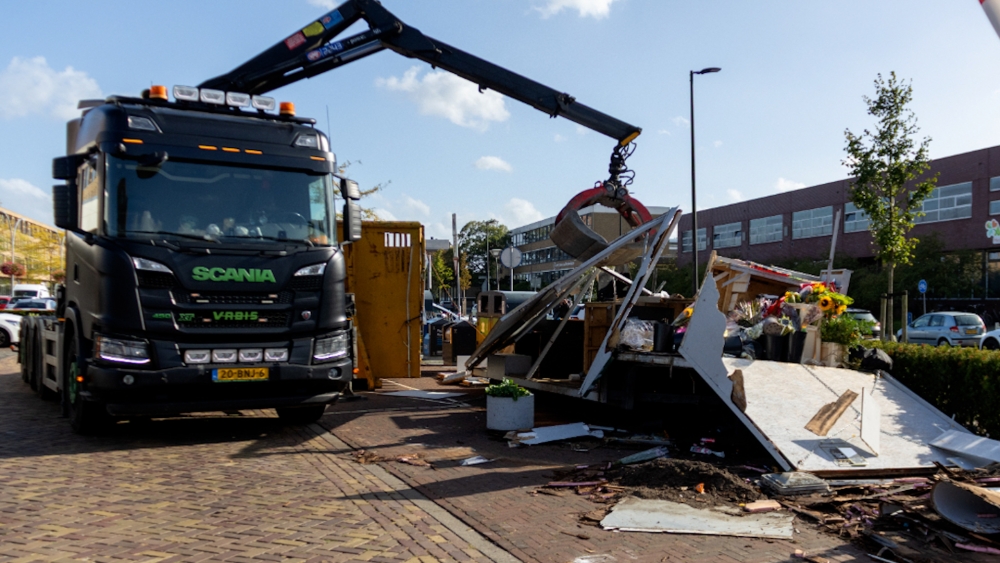 Eigenaar bloemenkraam Van Hogendorplaan voelt zich machteloos na verwoesting