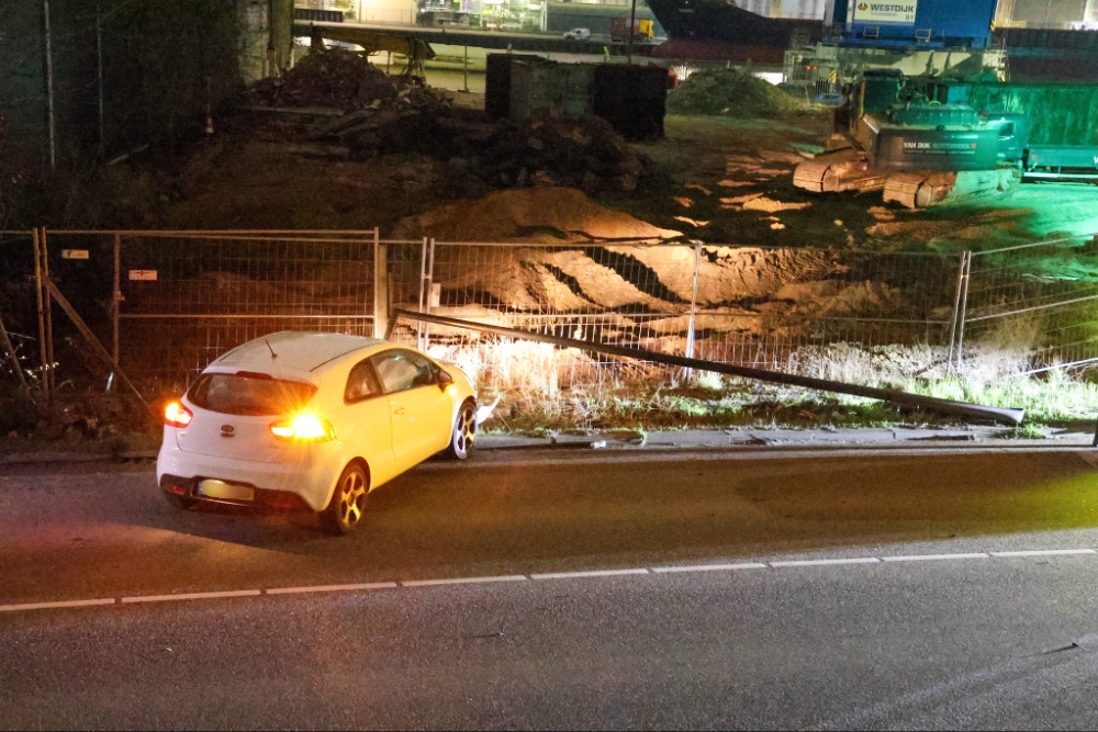 Auto rijdt tegen muur én rijdt lantaarnpaal omver