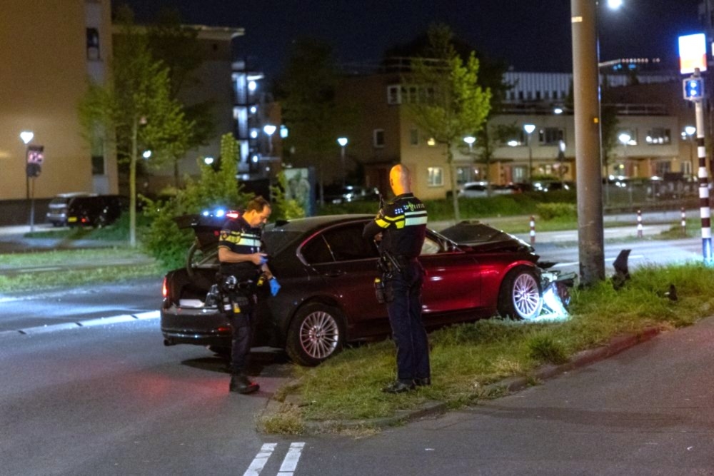 Auto vliegt uit bocht en knalt tegen paal op Nieuwlandplein