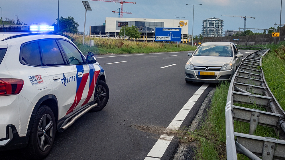Auto komt achterstevoren op afrit snelweg terecht na ongeval