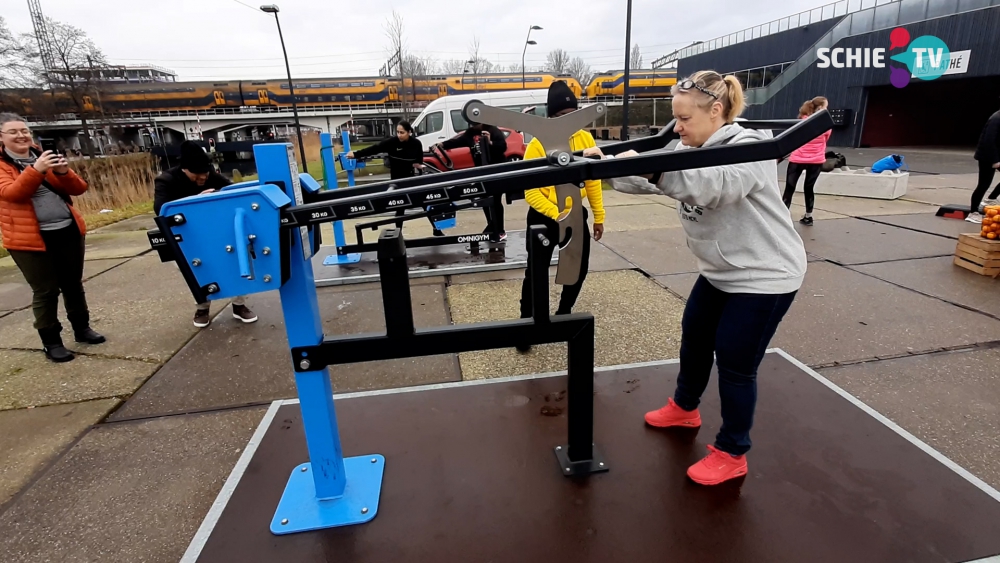 Gratis fitnessen buiten op Schieveste: "Mooie manier om laagdrempelig te gaan sporten"