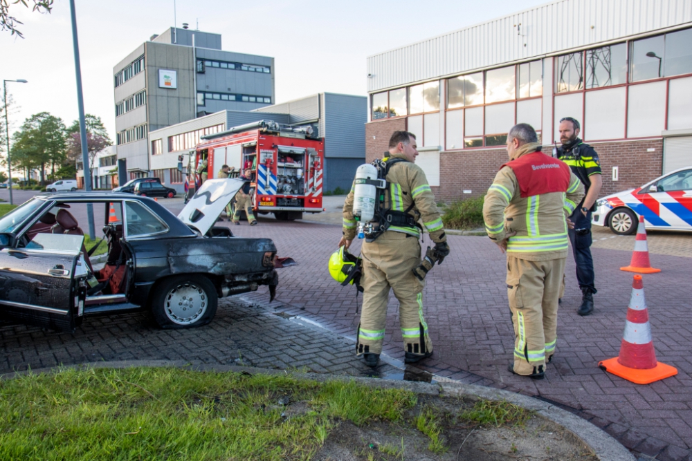 Brandweer blust brand in auto op de Fokkerstraat
