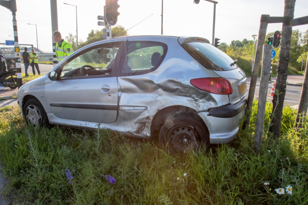 Bijzonder ongeval tussen twee auto's op de Vlaardingerdijk