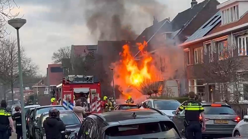 Camper vliegt midden in woonwijk in brand: grote vlammen tussen woonhuizen