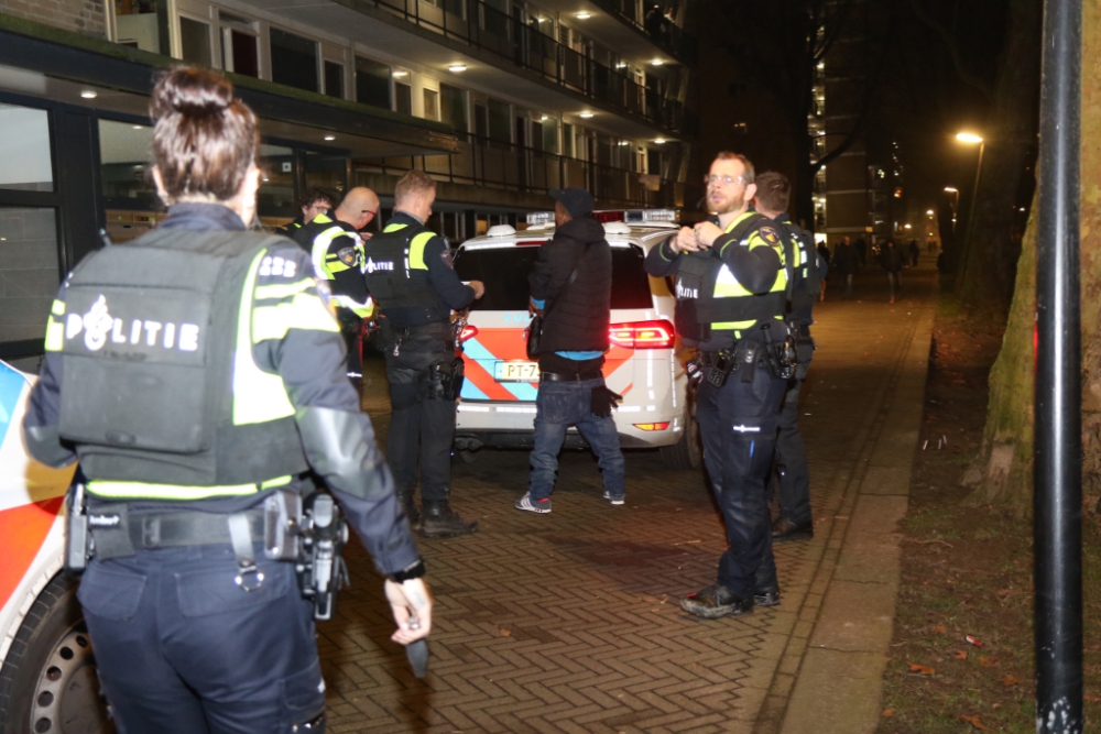 Man gewond bij steekpartij, politie doet instap in woning in de Jozef Oreliosingel