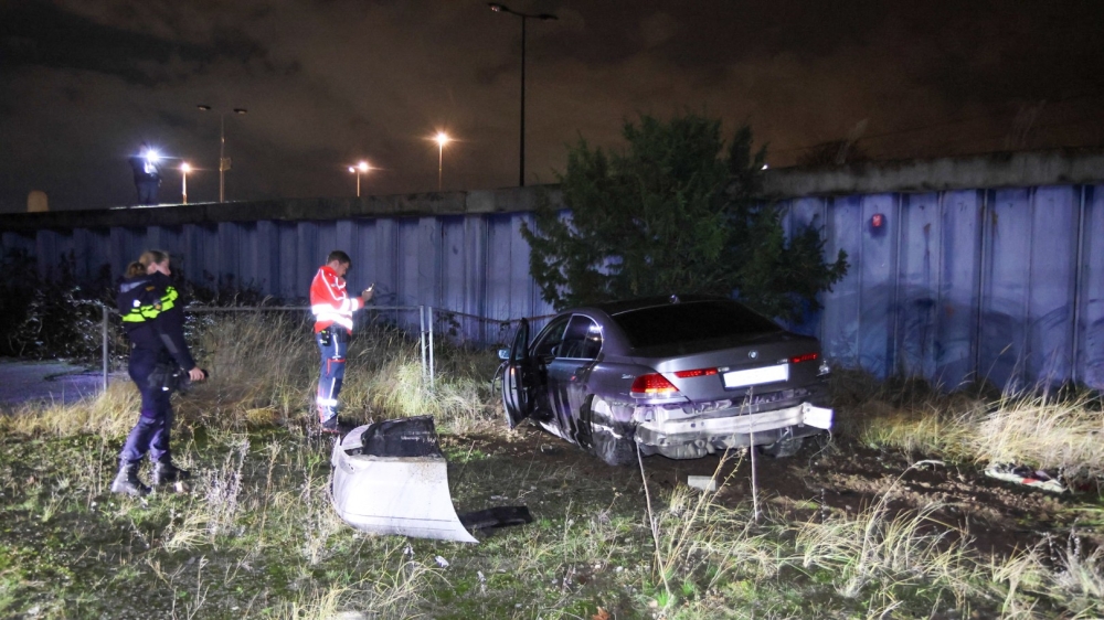 Auto vliegt over andere wagens heen en raakt zwaar beschadigd, bestuurder aangehouden
