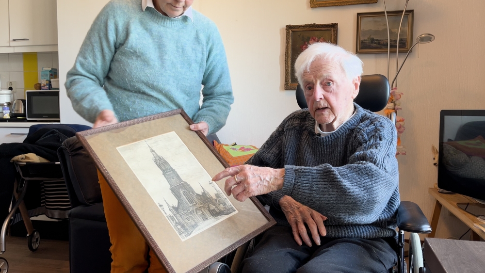 Schiedammer Theo (106), oudste inwoner van Rijnmond, zoekt nieuwe plek voor zijn kunst