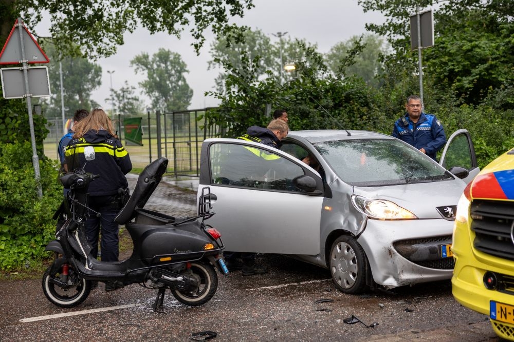 Automobilist rijdt onder invloed scooter aan
