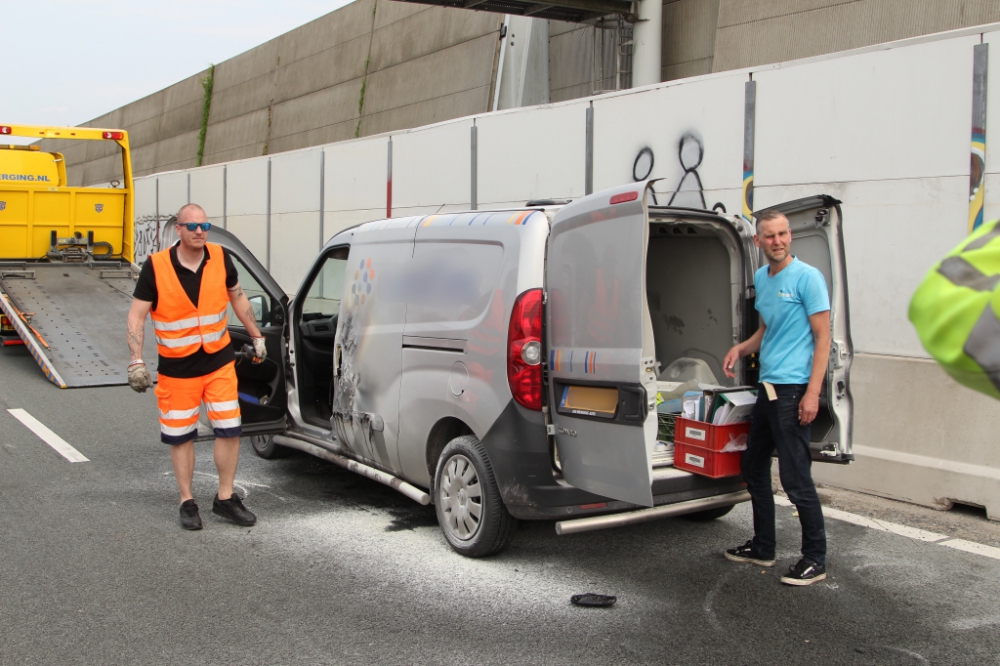 Auto vliegt spontaan in brand op snelweg