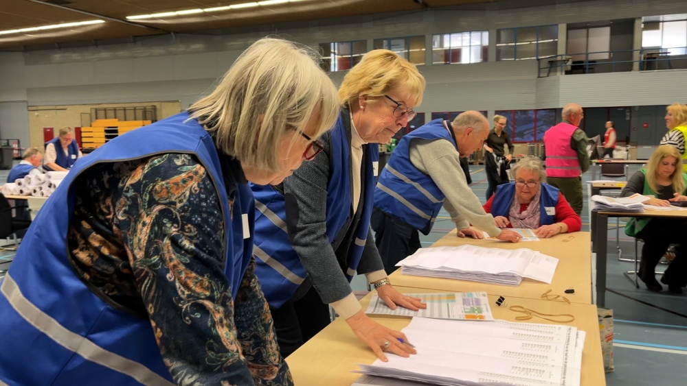 Voorkeursstemmen geteld in de gymzaal: ‘Zij turft en ik bekijk de lijst’
