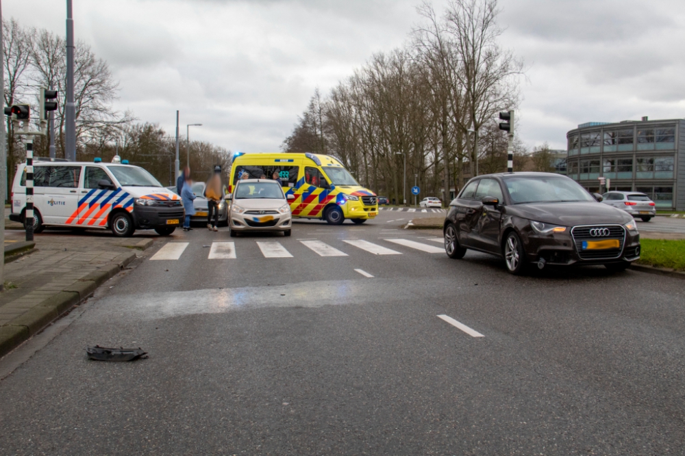Aanrijding auto met scooter op kruispunt Churchillweg