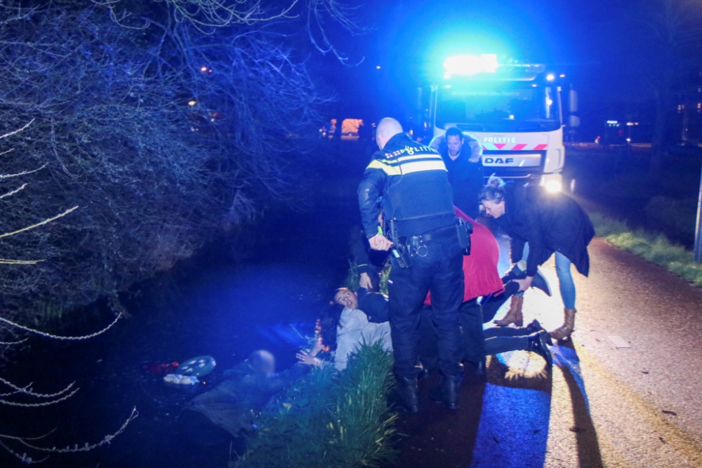 Man springt sloot in om te water geraakte vrouw in scootmobiel te redden